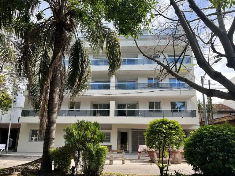 Departamentos en venta en Villa Devoto: fachada del edificio Del Carril 4600 entre las tipas del barrio